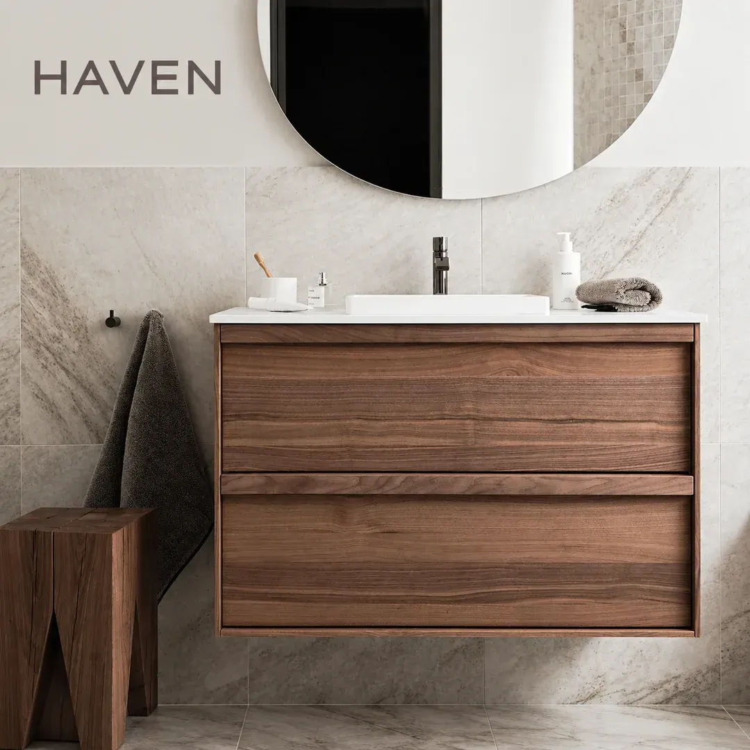 -20% på hele sortimentet til haven i oktober hos oslo vvs senter. Haven baderomsmøbel i mørkt tre, med hvit servant og detaljbilder av skuff og benkeplate.
